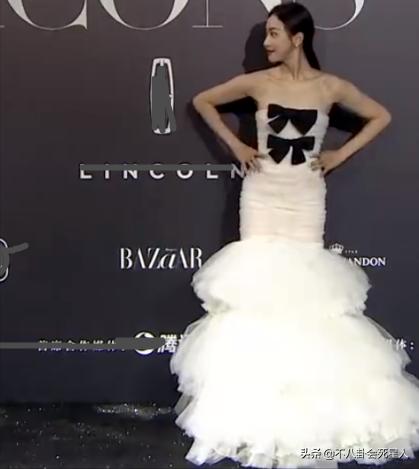 红毯紧身礼服尴尬造型案例_女星紧身礼服造型翻车_女明星紧身裤图