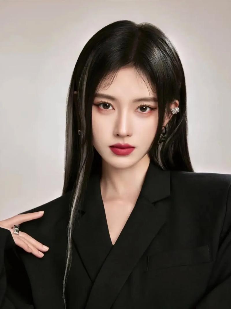 鞠婧祎佟丽娅们，活成了娱乐圈独立女性最飒的样子