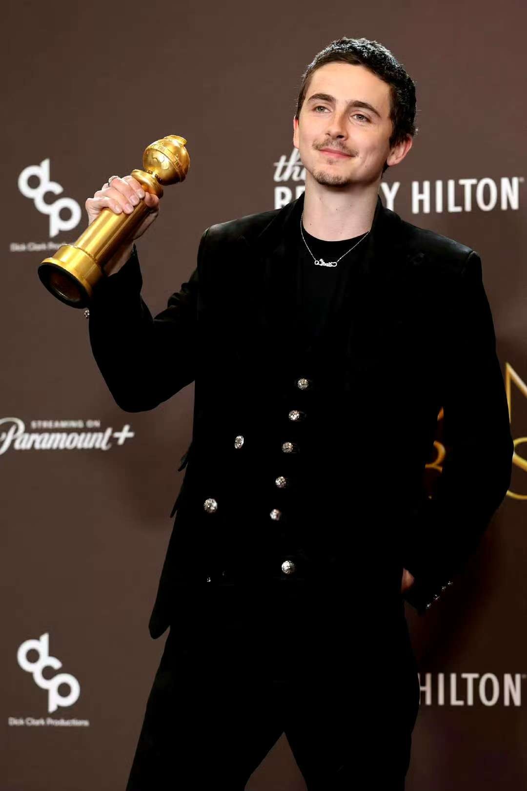 男明星红毯穿搭_金球奖红毯造型_女明星黑色礼服