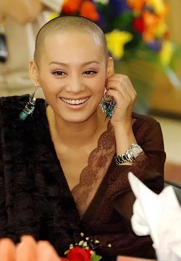 剪光头的女明星_挑战颜值的女星_女明星光头造型