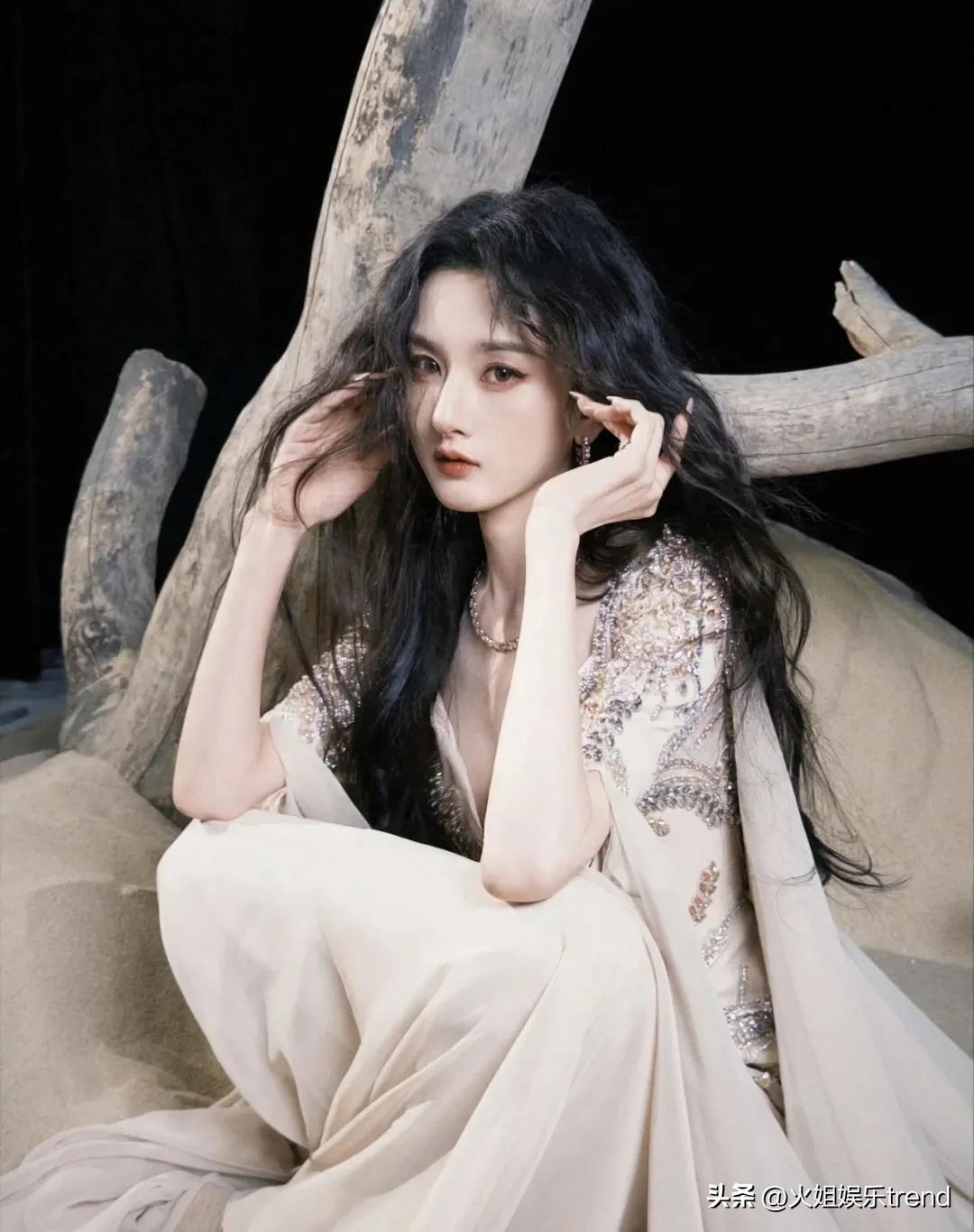 红露肩晚礼服_暗夜玫瑰气质_晚装女明星